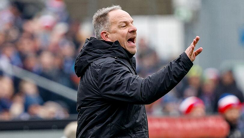 Fürths Trainer Alexander Zorniger coacht sein Team.