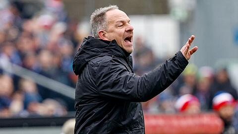 Fürths Trainer Alexander Zorniger coacht sein Team.
