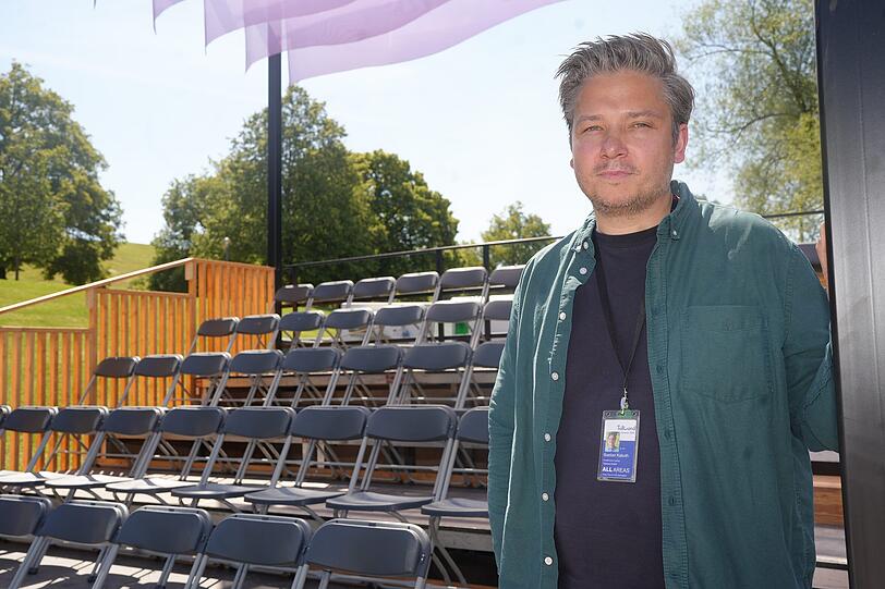 Bastian Kabuth ist künstlerischer Leiter des Tollwood-Festivals. Das Amphitheater wurde heuer völlig neu gestaltet. Bastian Kabuth ist künstlerischer Leiter des Tollwood-Festivals. Das Amphitheater wurde heuer völlig neu gestaltet.