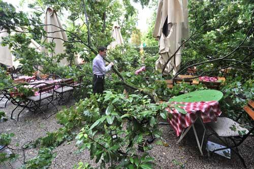 Im Biergarten &bdquo;La Bruschetta&ldquo; an der Nymphenburger Straße richtete der Sturm einen Schaden von mehreren tausend Euro an.