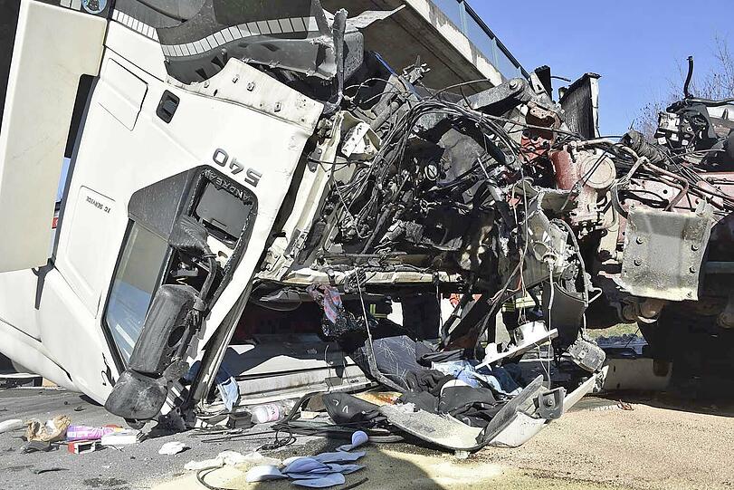 Wie durch ein Wunder konnte der Lkw-Fahrer mit nur mittelschweren Verletzungen aus dem Warck geborgen werden.