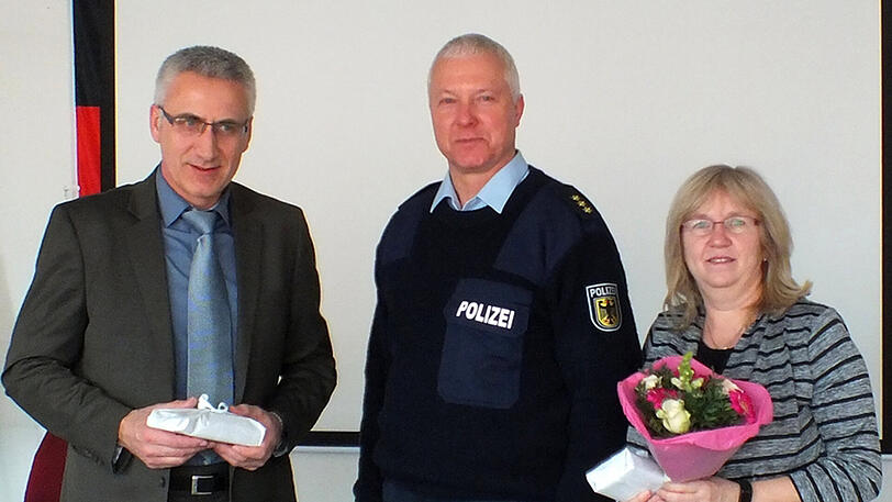 Der Leiter der Bundespolizeiinspektion München, Jürgen Vanselow, mit Bono Grgic und Margot Salvermoser. Beide wurden für ihr couragiertes Verhalten ausgezeichnet.