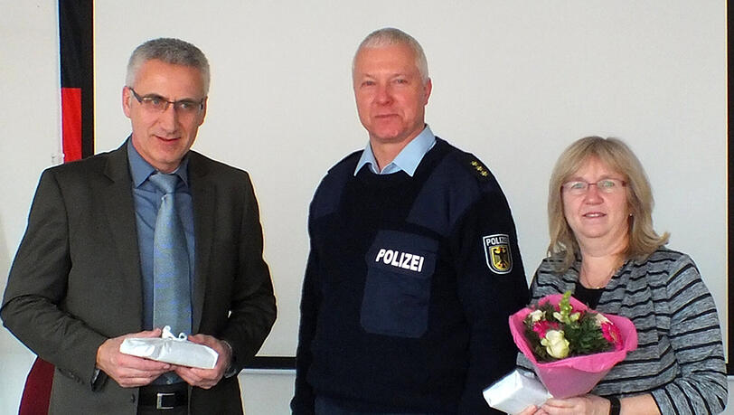 Der Leiter der Bundespolizeiinspektion München, Jürgen Vanselow, mit Bono Grgic und Margot Salvermoser. Beide wurden für ihr couragiertes Verhalten ausgezeichnet. Der Leiter der Bundespolizeiinspektion München, Jürgen Vanselow, mit Bono Grgic und Margot Salvermoser. Beide wurden für ihr couragiertes Verhalten ausgezeichnet.