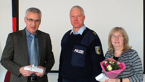 Der Leiter der Bundespolizeiinspektion München, Jürgen Vanselow, mit Bono Grgic und Margot Salvermoser. Beide wurden für ihr couragiertes Verhalten ausgezeichnet.