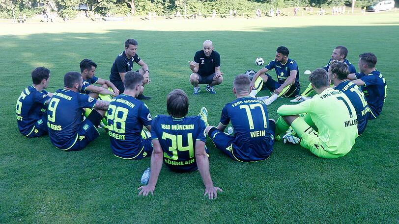 Günther Gorenzel rief zum Sitzkreis: Der sportliche Leiter gab Anweisungen.