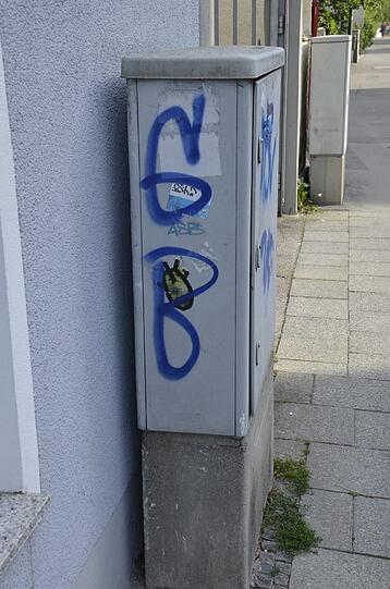 Alle fünf Meter ein neues Graffiti. Das ganze Areal um den Bahnhof herum ist voll davon.