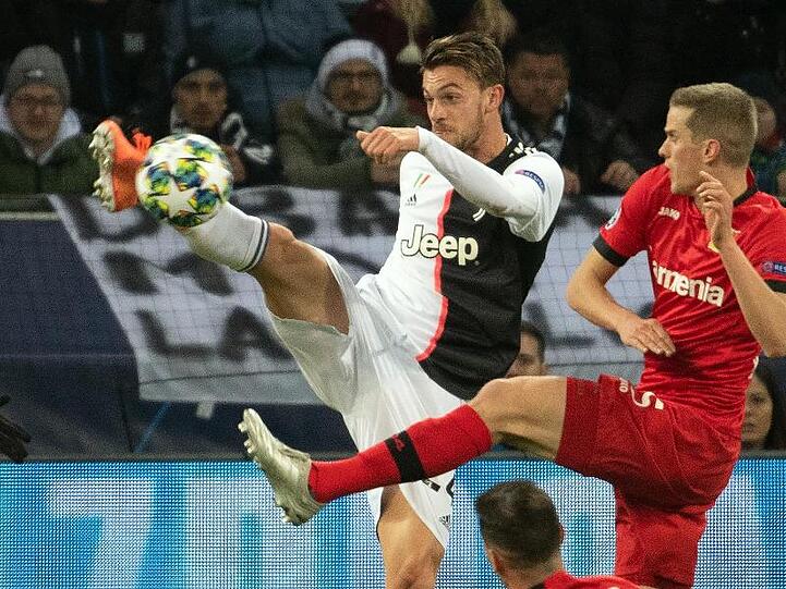 Turins Daniele Rugani (l), hier im Zweikampf mit Sven Bender, ist positiv auf das Coronavirus getestet worden.