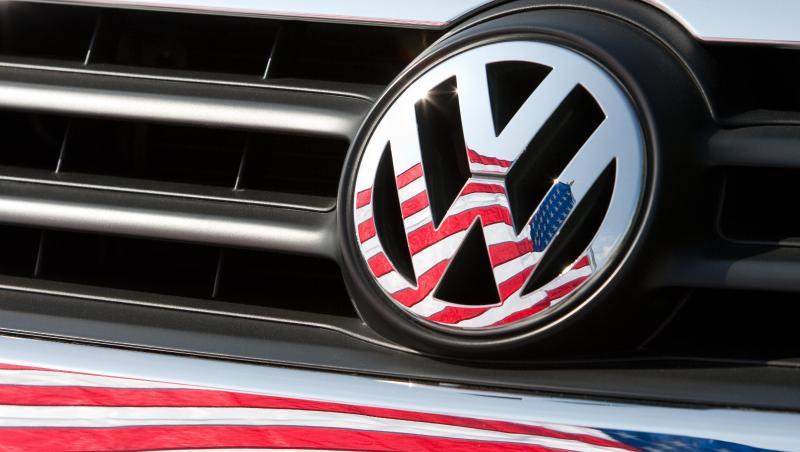 Die US-Fahne spiegelt sich in Logo und Kühlergrill eines VW. Die US-Fahne spiegelt sich in Logo und Kühlergrill eines VW.