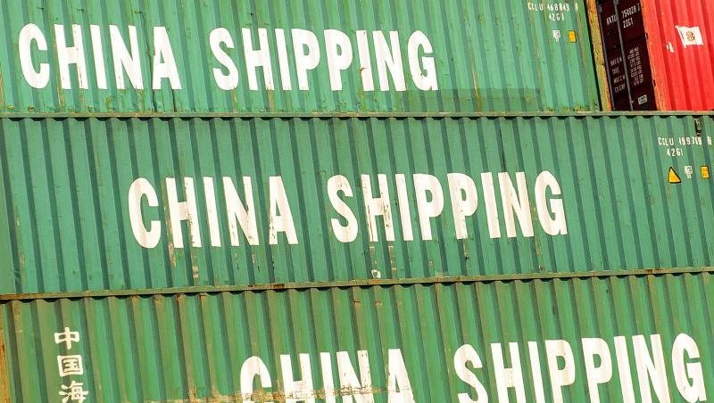Container mit der Aufschrift "China Shipping", stehen im Hafen von Shanghai.