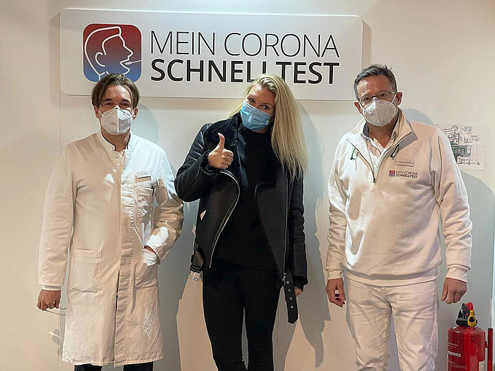 Magdalena Brzeska mit Dr. Bruce Reith (li.) und dem diensthabenden Arzt Dr. Redka (re.)