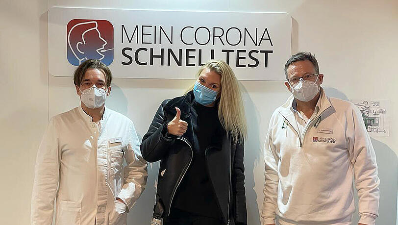 Dr. Bruce Reith (li.) mit Ex-Turnerin Magdalena Brzeska und dem diensthabenden Arzt Dr. Redka (re.) Dr. Bruce Reith (li.) mit Ex-Turnerin Magdalena Brzeska und dem diensthabenden Arzt Dr. Redka (re.)