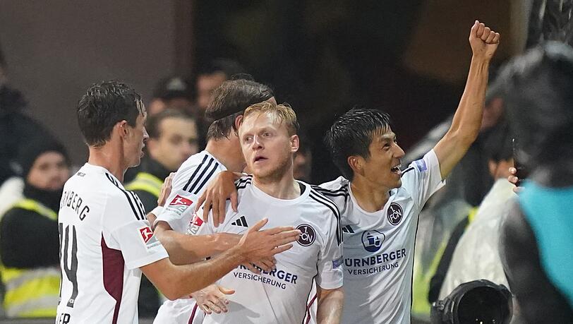 Nürnbergs Spieler jubeln nach einem Treffer.