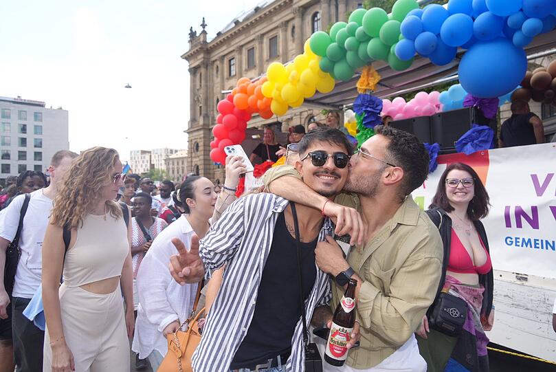 Fröhliche Teilnehmer bei der CSD-Parade in München.