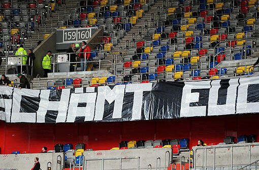 Düsseldorfer Fans hängenin der Esprit-Arena vor Spielbeginn ein Banner mit der Aufschrift "Schämt euch" auf.