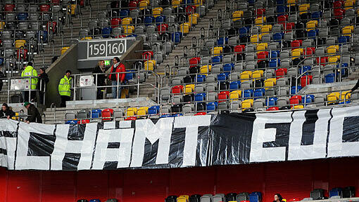 Düsseldorfer Fans hängenin der Esprit-Arena vor Spielbeginn ein Banner mit der Aufschrift "Schämt euch" auf. Düsseldorfer Fans hängenin der Esprit-Arena vor Spielbeginn ein Banner mit der Aufschrift "Schämt euch" auf.