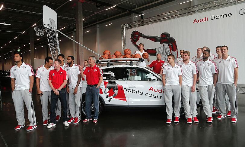 Am Montag erhielten die Spieler von Trainer Svetislav Pesic im Audi Gebrauchtwagen-Zentrum ihre neuen Dienstwagen.