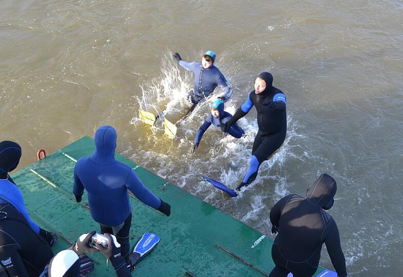 Beim "Abschwimmen" der Mainzer Feuerwehr in Mainz (Rheinland-Pfalz) stürzen sich die Teilnehmer am Silvestertag in dicken Neoprenanzügen in den Rhein. Die Aktion findet bereits zum 43. Mal statt und steht unter dem Motto "Feuerwehr rettet Leben - einmal anders". Die Erlöse der begleitenden Spendenaktion gehen an die Palliativstation der Mainzer Universitätsmedizin.
