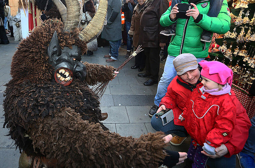 Traditioneller Münchner Krampuslauf durch die Fußgängerzone zum Marienplatz.