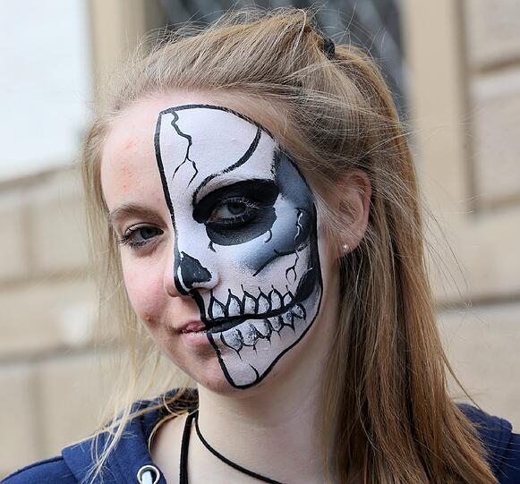 Eine Gesichtshälfte wurde zum Totenkopf geschminkt. Denn Pelz bedeutet immer Leid und Tod.