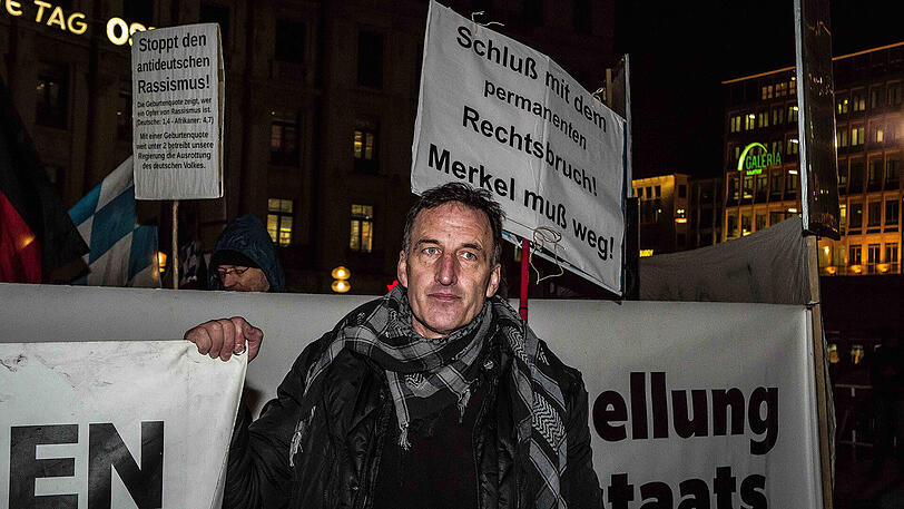 Unter den Pegida-Demonstranten auch: der verurteilte ehemalige Pegida-Chef Heinz Meyer.