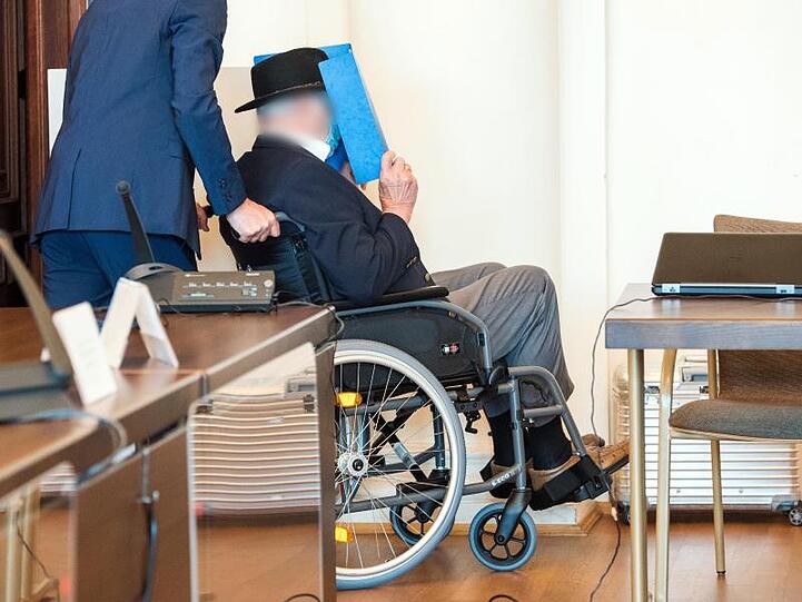 Ein 93 Jahre alter ehemaliger SS-Wachmann des Konzentrationslagers Stutthof bei Danzig wird im Landgericht in einem Gerichtssaal geschoben.