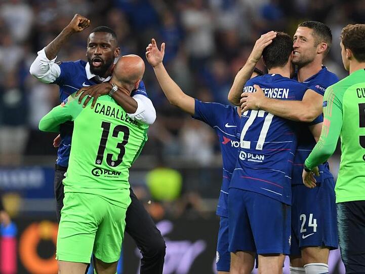 Der verletzte Antonio Rüdiger (l) feiert mit seinen Chelsea-Teamkollegen den Sieg.