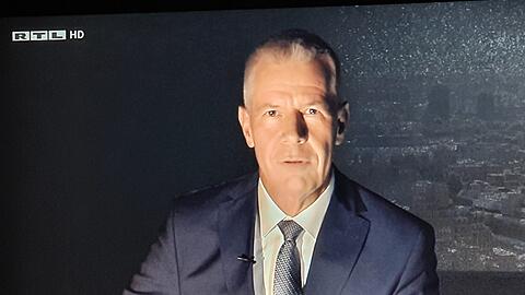 Licht aus bei RTL: Am Sonntagabend saß "RTL aktuell"-Moderator Peter Klöppel plötzlich im Dunkeln. Zum Glück hatte er seine Handy-Beleuchtung griffbereit.