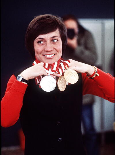 Die Gold-Rosi! Mittermaier fährt bei den Olympischen Spielen 1976 in Innsbruck zu gleich zwei Goldenen und einer Silbermedaille.