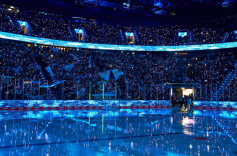 Bunte Lichteffekte wie hier bei einem Eishockeyspiel sind auch bei der Eisdisco im SAP Garden zu erwarten.