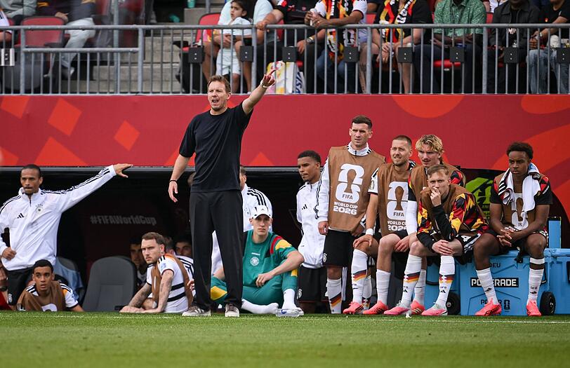 Keiner will das Schicksal von Robin Koch von 2024 erleben: Bei dieser WM noch ohne Einsatzminute unter Trainer Nagelsmann (4.v.r.) sind Ouedraogo, Beier und Woltemade (v.r.) sowie Gross (5.v.r.) und Thiaw (6.v.r.). Keiner will das Schicksal von Robin Koch von 2024 erleben: Bei dieser WM noch ohne Einsatzminute unter Trainer Nagelsmann (4.v.r.) sind Ouedraogo, Beier und Woltemade (v.r.) sowie Gross (5.v.r.) und Thiaw (6.v.r.).