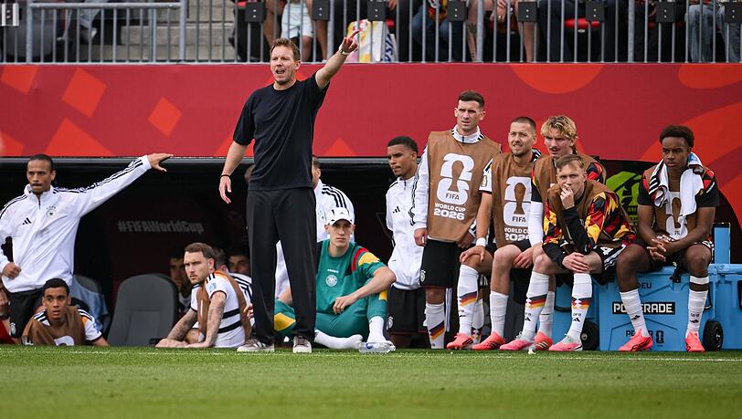 Keiner will das Schicksal von Robin Koch von 2024 erleben: Bei dieser WM noch ohne Einsatzminute unter Trainer Nagelsmann (4.v.r.) sind Ouedraogo, Beier und Woltemade (v.r.) sowie Gross (5.v.r.) und Thiaw (6.v.r.). Keiner will das Schicksal von Robin Koch von 2024 erleben: Bei dieser WM noch ohne Einsatzminute unter Trainer Nagelsmann (4.v.r.) sind Ouedraogo, Beier und Woltemade (v.r.) sowie Gross (5.v.r.) und Thiaw (6.v.r.).
