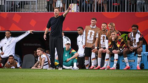 Fussball FIFA WM 2026 Vorrunde Gruppe E in Toronto Deutschland - Elfenbeinkueste 20.06.2026 Deutsche Ersatzbank Leroy Sane, Jamal Musiala, David Raum, Bundestrainer Julian Nagelsmann, Nico Schlotterbeck, Malik Thiaw, Pascal Gross, Waldemar Anton, Nick Woltemade, Maximilian Beier und Assan Ouedraogo v.li. *** Soccer