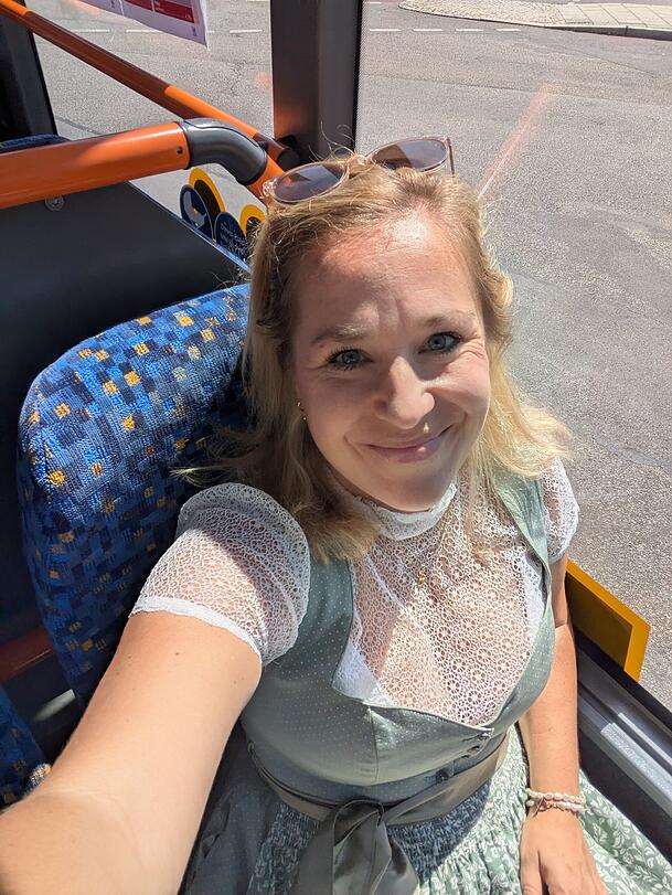 Die AZ-Redakteurin Rosemarie Vielreicher macht sich mit dem SEV-Bus auf nach Straubing.