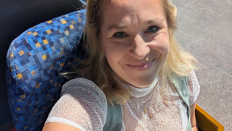 Die AZ-Redakteurin Rosemarie Vielreicher macht sich mit dem SEV-Bus auf nach Straubing. Die AZ-Redakteurin Rosemarie Vielreicher macht sich mit dem SEV-Bus auf nach Straubing.