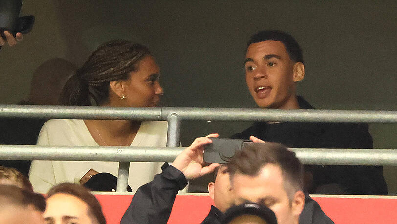 Trib&uuml;nengast: Jamal Musiala beim 5:1 gegen Stuttgart mit seiner Schwester Latisha.
