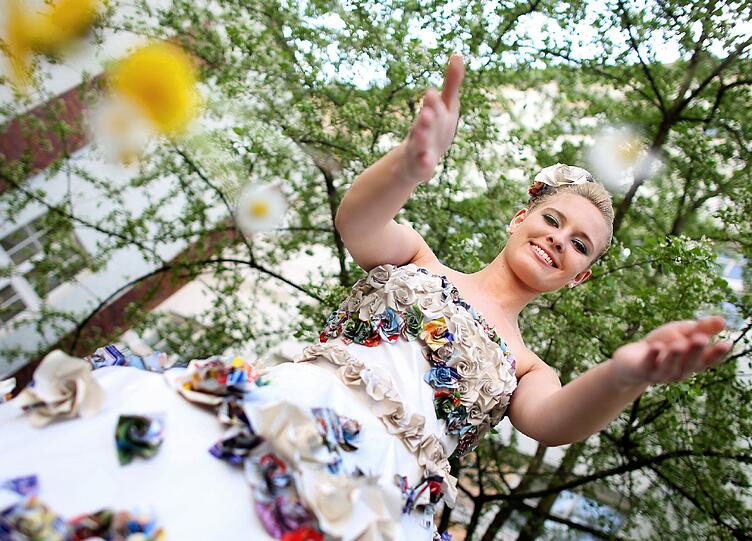 Papier-Mode: Models in luftigen Kreationen. Die Bilder