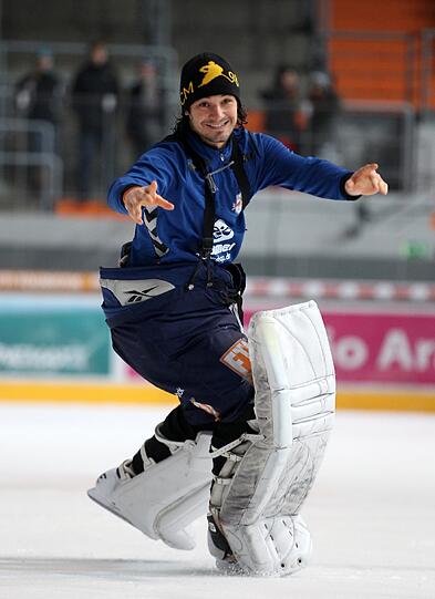 JOCHEN REIMER, Eishockey, EHC Red Bull München;
Der 27-jährige Mindelheimer ist der Rückhalt des EHC Red Bull München. Heuer wurde er schon zum zweiten Mal in Folge als Bester Torhüter der Deutschen Eishockey League ausgezeichnet.