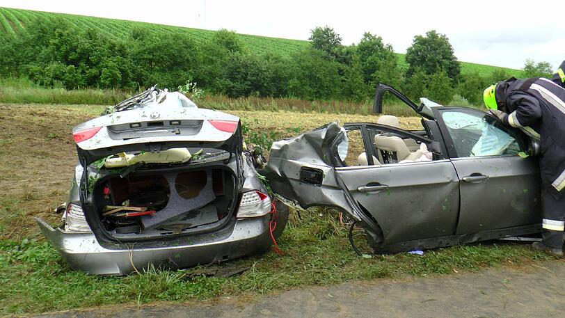 Wie durch ein Wunder hat der 21-jährige Fahrer überlebt. Die Bilder des Horror-Unfalls.