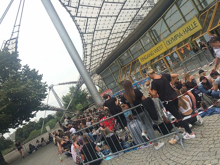 Warteten stundenlang: Fans vor der Olympiahalle.