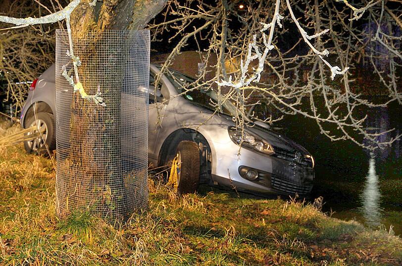 Vom eigenen Auto überrollt - die Bilder vom Unfallort in Trostberg.