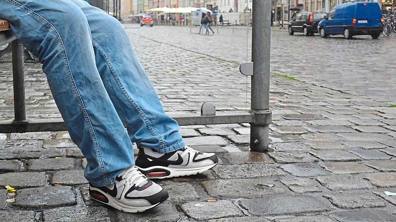Die Air-Max sind ein Luxusgut aus  alten Zeiten, auf die der Obdachlose nicht verzichten möchte.