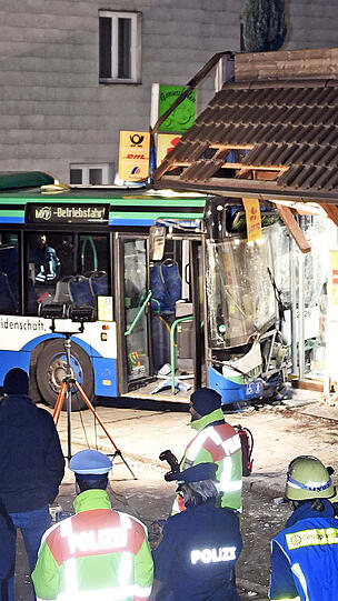 Der Fahrer des MVV-Busses wurde verletzt, er konnte von der Feuerwehr befreit werden.