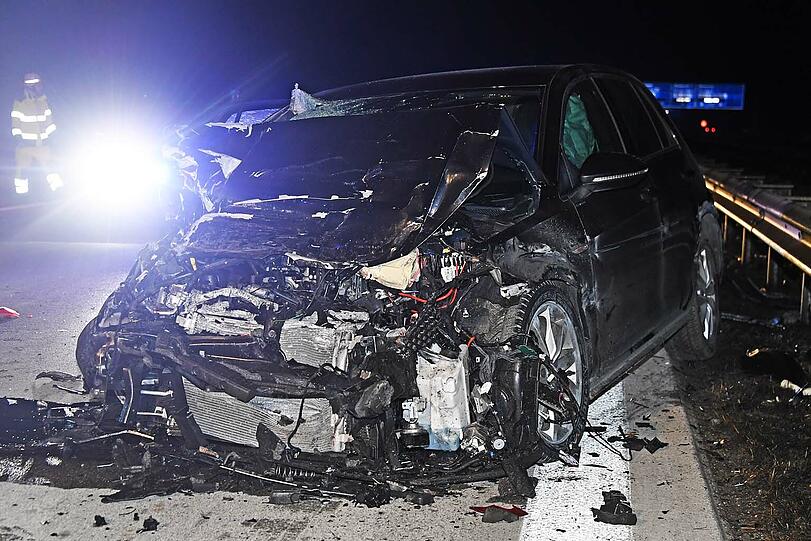 Auf der A8 bei Brunnthal kam es in der Nacht auf Samstag zu einem heftigen Unfall.