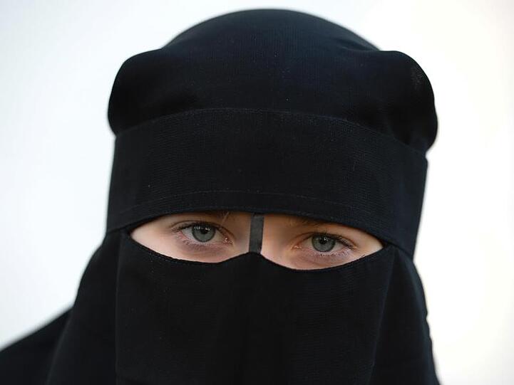 Eine Frau trägt einen Nikab.