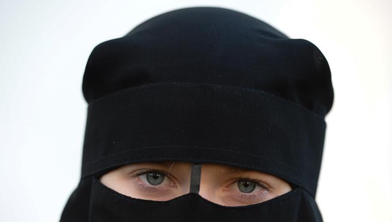 Eine Frau trägt einen Nikab. Eine Frau trägt einen Nikab.