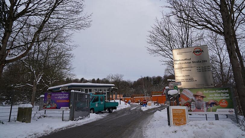 Der Wertstoffhof an der Thalkirchner Straße 260. Hier kann man Sperrmüll, Bauschutt, Elektroschrott, Medikamente und mehr abliefern. Der Wertstoffhof an der Thalkirchner Straße 260. Hier kann man Sperrmüll, Bauschutt, Elektroschrott, Medikamente und mehr abliefern.