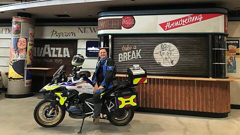 Motorraddemo-Organisator Gabor Kovacs - hier mit einer BMW-Martin-Sonderanfertigung des Kriseninterventionsteams Blue Peers in der neuen "Motorworld" in Freimann.