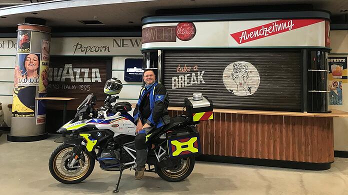 Motorraddemo-Organisator Gabor Kovacs - hier mit einer BMW-Martin-Sonderanfertigung des Kriseninterventionsteams Blue Peers in der neuen "Motorworld" in Freimann.