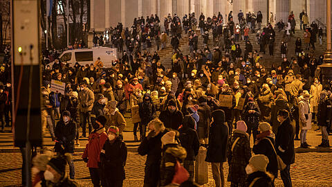 Demo-Teilnehmer am Mittwochabend am Königsplatz.