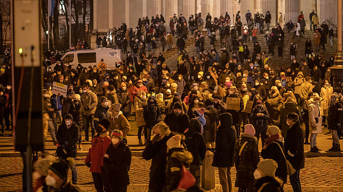 Demo-Teilnehmer am Mittwochabend am Königsplatz.